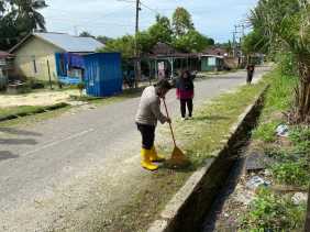 Gotong Royong Cooling System, Polsek Mandau Jalin Kedekatan dengan Warga Desa Air Kulim