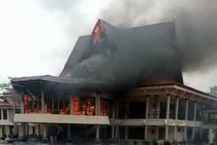Kantor DPRD Inhu Dilalap Sijago Merah, Polisi Telusuri Penyebab Kebakaran