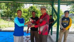 Dua Dinas di Kampar Bagikan Daging Kurban ke Pegawai dan Gharim Masjid