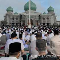 Dihadiri Gubri Dan Wagubri, Jemaah Idul Fitri di Masjid Raya Annur Membludak