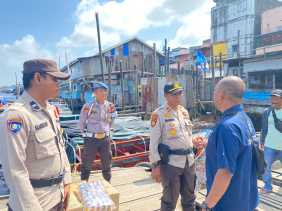 AKP Ermanto Turun Langsung Sosialisasikan Pemilu Damai 2024 di Pelabuhan Sungai Guntung Kateman