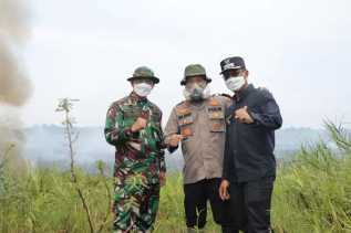 Karhutla Ancam Permukiman di Rohil, Kapolres Turun Tangan