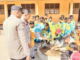 Laksanakan Program Green Policing Kapolda Riau, Polsek TPTM Tanam Pohon Bersama Pelajar SD di Rohil