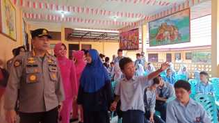 Sempena Hari Guru, Kapolresta Pekanbaru Kunjungi SLB Sri Mujinab