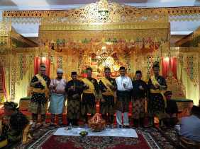 Wako Agung Ditabalkan Gelar Datuk Bandar Setia Amanah dari LAMR Pekanbaru