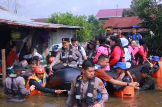 Jumlah Pengungsi Banjir Bertambah, Walikota Pekanbaru Bersama Kapolda Riau Cek Kebutuhan Warga