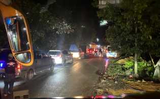 Jalan Lintas Riau - Sumbar Amblas, Warga Jalankan Sistem Buka Tutup Sambil Minta Sumbangan