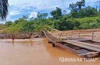 Pembangunan Belum Rampung, Jembatan Desa Beligan Inhu Roboh Dihantam Banjir