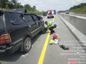 Seruduk Truk Kontainer, Dua Orang Tewas di Jalan Tol