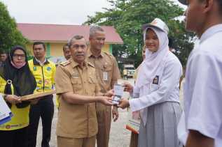 Gubri Syamsuar Launching Kartu Pelajar dan Kartu Pegawai Berbasis Uang Elektronik