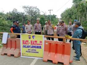 Kapolres Kuansing Tinjau Jalan Amblas di Inuman, Koordinasi dengan PUPR untuk Solusi Darurat