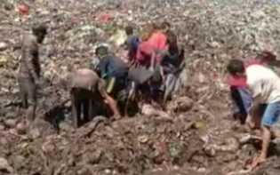 Viral Warga Bongkar Daging Sitaan dari Tumpukan Sampah di TPA Bantan Bengkalis