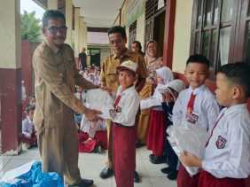 78 Siswa SDN 012 Lebuh Lurus di Kuansing Terima Bantuan Seragam Sekolah dari Pemdes