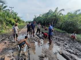 Bhabinkamtibmas Polsek Bengkalis Inisiatif Bantu Perbaiki Jalan Rusak di Desa Kelemantan