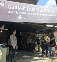 Polsek Langgam Kawal Pergeseran Logistik Pilkada dari PPK menuju Gudang KPU