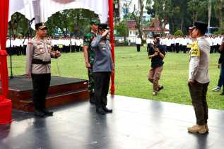 Kapolresta Pekanbaru Ikuti Apel Gelar Pasukan Satgas Linmas Pemilu 2024