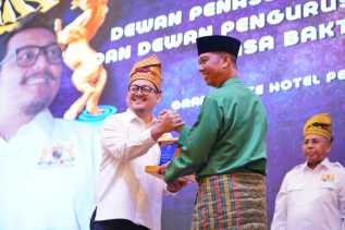 Apreasi Kontribusi, Kadin Beri Penghargaan LAMR Kota Pekanbaru