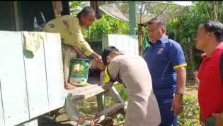 Nenek 70 Tahun di Pulau Madinah Terharu Terima Bantuan Sembako dari Polsek Kuantan Hilir