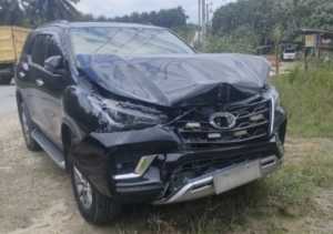 Mobil Dinas Wabup Siak Seruduk Mobil Truk Box