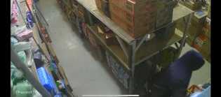 Terekam CCTv, Aksi Dugaan Pencurian di Toko Sembako Rumbai Pekanbaru Digagalkan Karyawan