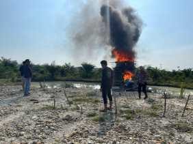 Polsek Kuantan Hilir Musnahkan 1 Unit Rakit PETI di Koto Rajo