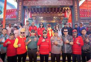 Puluhan Ribu Masyarakat Saksikan Pembakaran Replika Kapal Tongkang