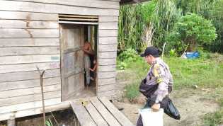 Polsek Siak Kecil Bantu Warga yang Sedang Sakit di Desa Lubuk Gaung