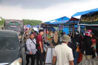 Ganggu Lalu Lintas, Satpol PP Pekanbaru Ingatkan PKL Jangan Berjualan di Trotoar dan Bahu Jalan