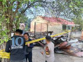 Rumah Buruh Bangunan di Siak Terbakar, Asap Keluar dari Plafon