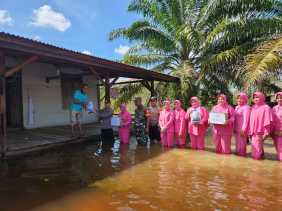 Colling System Bhayangkari Bersama Kapolsek Kampar Kiri Hilir Tinjau Warga Terdampak Banjir