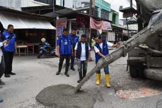 Jalanan di Pekanbaru Banyak Berlubang, Partai Demokrat Gotong Royong Lakukan Perbaikan