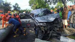 Pajero Hancur Usai Tabrak Pohon di Median Jalan Diponegoro Pekanbaru