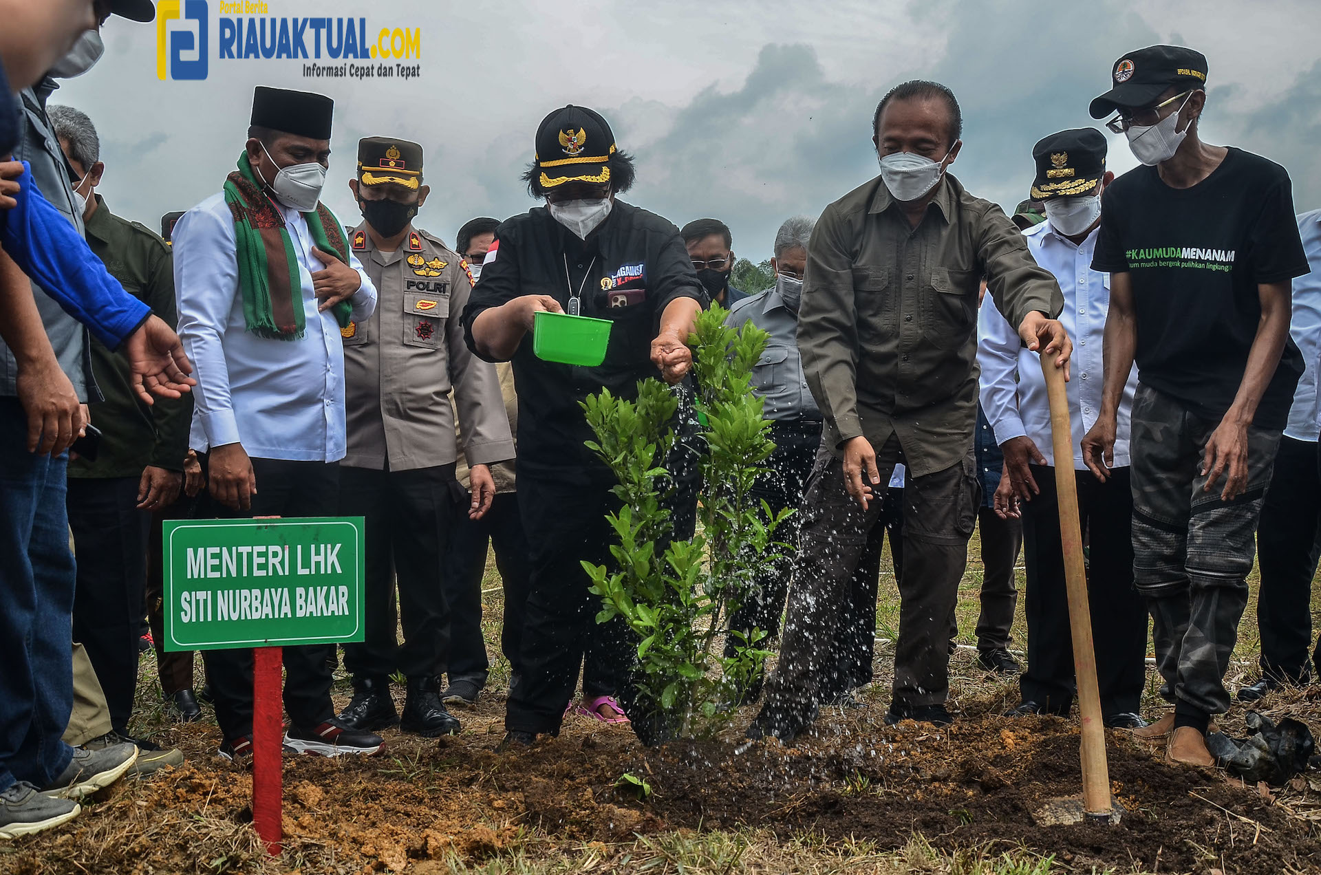 Menteri LHK Lakukan Penanaman Pohon di Lokasi UPSA Desa Kemang Pelalawan