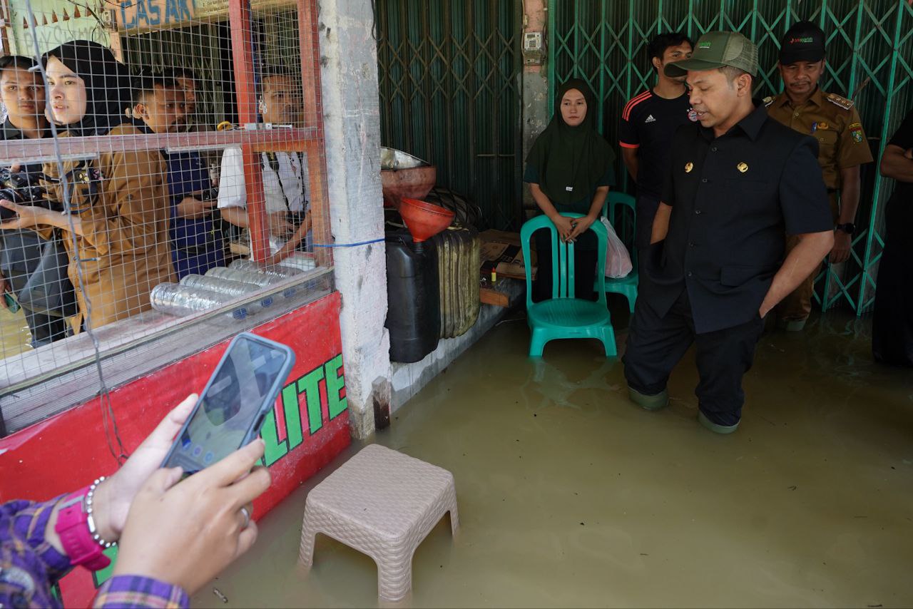 Hari Pertama Kerja, Gubri Abdul Wahid Tinjau Banjir di Kampar