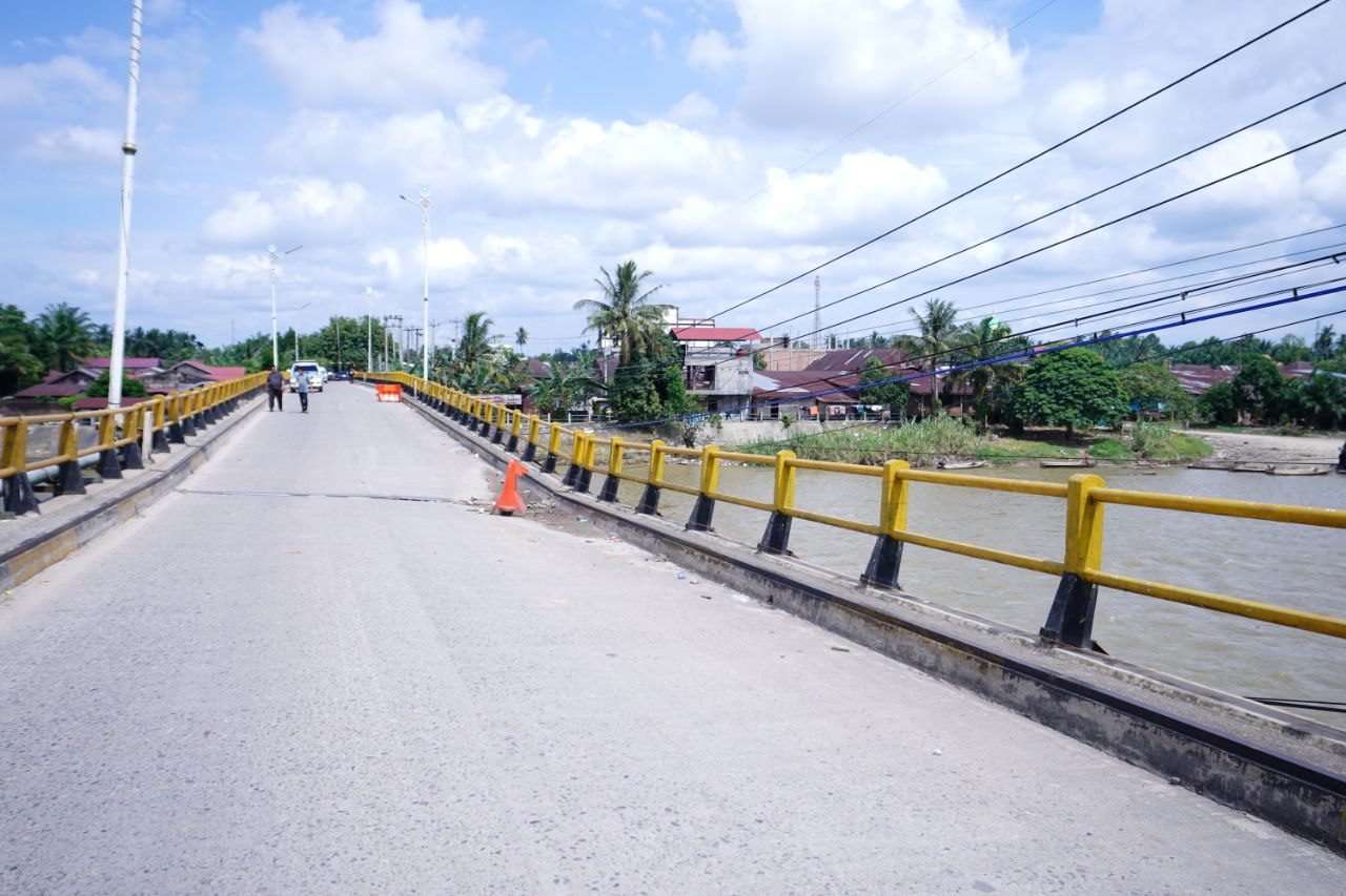 Kunjungan kerja ke Rohul, Gubri Abdul Wahid Tinjau Jembatan Miring Sungai Rokan Ujung Batu