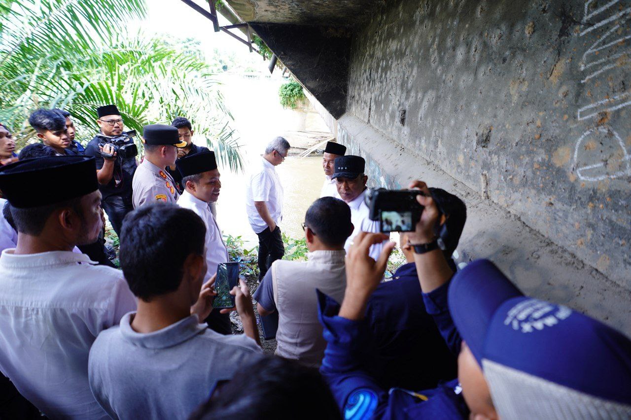 Kunjungan kerja ke Rohul, Gubri Abdul Wahid Tinjau Jembatan Miring Sungai Rokan Ujung Batu