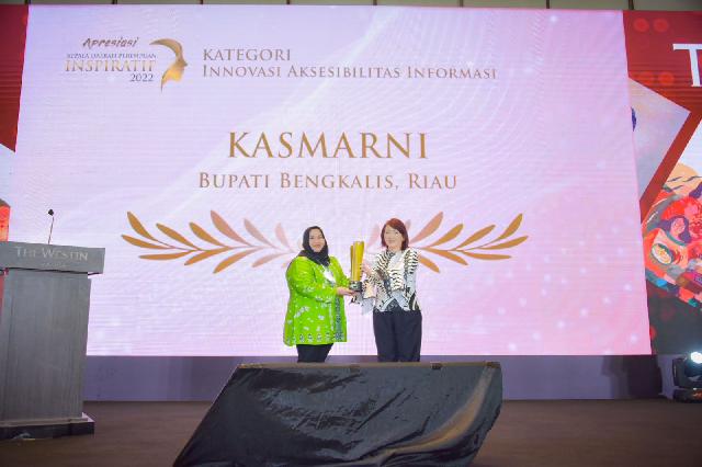 Terima Dua Penghargaan, Bupati Bengkalis Kasmarni Dinobatkan Sebagai Kepala Daerah Perempuan Inspiratif dan Inovatif 