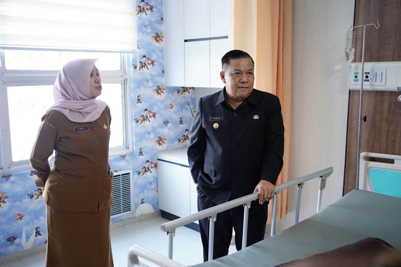 Jenguk Pasien Kanker Anak, SF Hariyanto Pastikan Pelayanan RSUD Arifin Achmad Terus Ditingkatkan