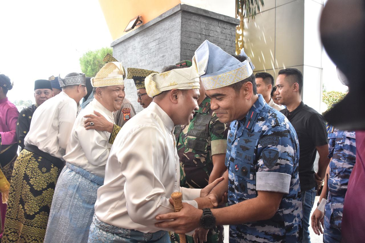 Suasana Khidmat Selimuti Tepuk Tepung Tawar Gubri Wahid dan Wagubri SF Hariyanto