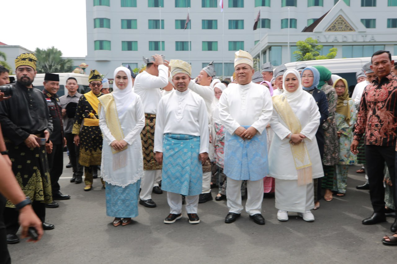 Suasana Khidmat Selimuti Tepuk Tepung Tawar Gubri Wahid dan Wagubri SF Hariyanto